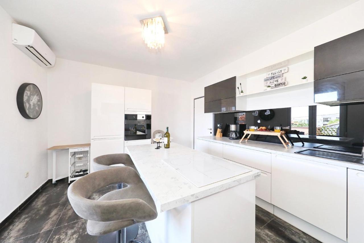 Apartman Nika Sa Jacuzzijem Zara Esterno foto
