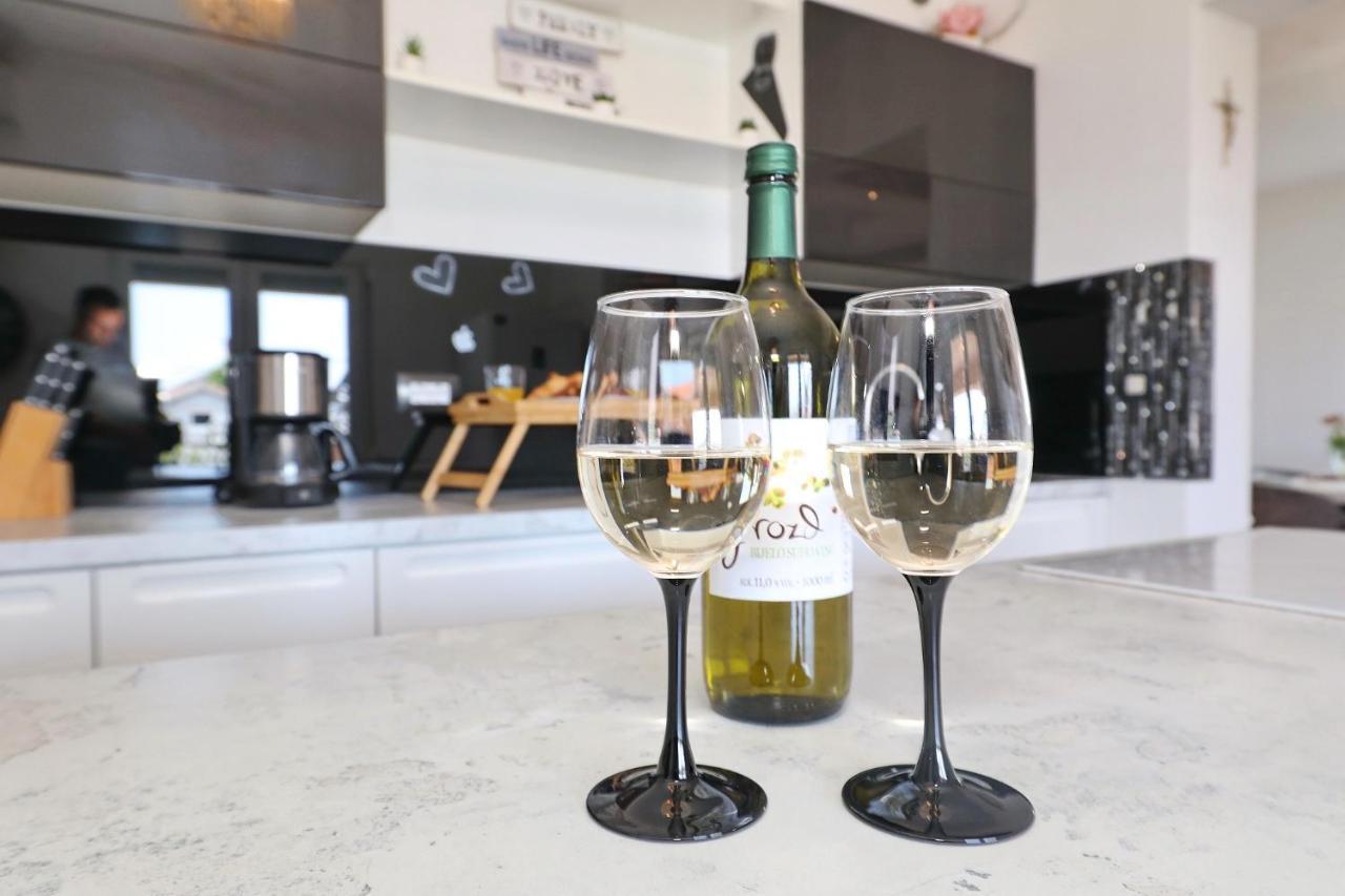 Apartman Nika Sa Jacuzzijem Zara Esterno foto